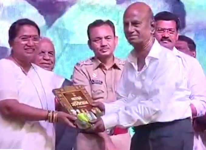 कल्याण पूर्वेत लोकहितवर्तक संघ आयोजित संविधान गौरवदिन सोहळ्यात स्मारकासाठी जागा दान करणार्‍या भूमिपुत्रांचा सन्मान आमदार गणपतशेठ गायकवाड यांच्या जुन्या चित्रफितीने उलगडला स्मारक निर्मितीचा खरा  घटनाक्रम